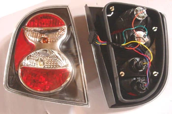 SKODA FABIA- 01/07; MODİFİYE STOP LAMBASI SAĞ/SOL SET 2 PARÇA SİYAH/KIRMIZI (HB) (TYC) - Resim 2