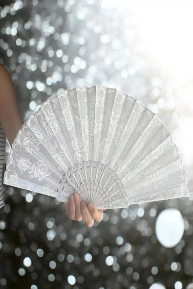 Çiçekli Beyaz Gelin Yelpazesi – Kına, Düğün, Bekarlığa Veda, Nedime Aksesuarı (42x24 cm) ürün görseli