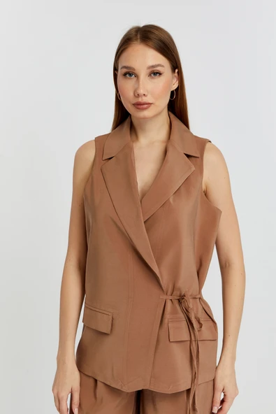 Kahverengi Regular Fit Belden Bağlama Detaylı Astarlı Dokuma Yelek - 4