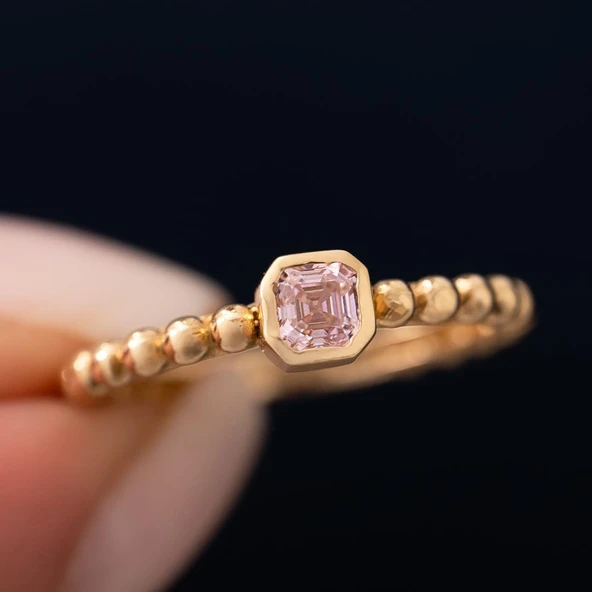 Pembe Taşlı Kenarları Toplu 14 Ayar Yüzük