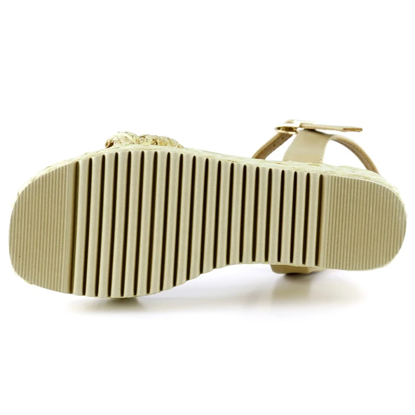 Erkan saçmacı Bej İnci İşlemeli Tokalı Hasır Örgü Görünümlü Dolgu Topuklu Sandalet - 5