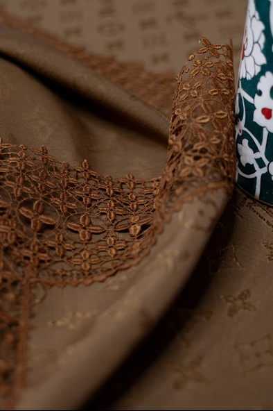 Louis Vuitton Masa Örtüsü 160*220 Cm "BRODE GÜPÜRLÜ" KDK İplik Özel Jakar Dokuma Dertsiz Leke Tutmaz Özel Kutulu - 4