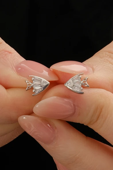 Gümüş rodyumlu baget kesim zirkon taşlı balık modeli küpe SGTL12826RODAJ