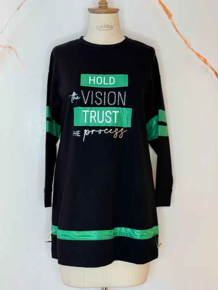 TAŞLI YAZILI SWEATSHIRT