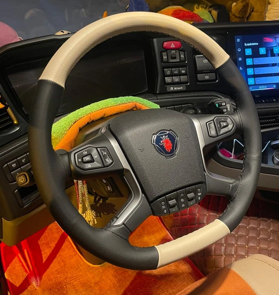 DİKİŞLİ DİREKSİYON KILIFI AÇIK BEJ DERİ SİYAH DERİ SİYAH DİKİŞLİ SCANİA TIR KAMYON İÇİN ürün görseli