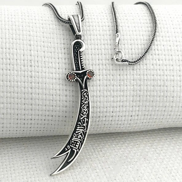 925 Ayar Gümüş Kırmızı Taşlı La Feta İlla Ali La Seyfe İlla Zülfikar Yazılı Gümüş Kolye ürün görseli