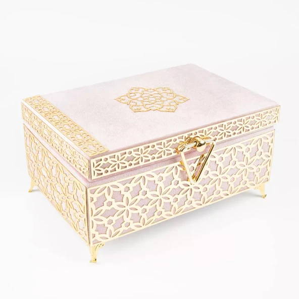 Desenli Kutu Çeyizlik, Seccade + Tesbih + Kuran Hediye Seti (Hafız Boy, P.Pembe, Elif-Vav)