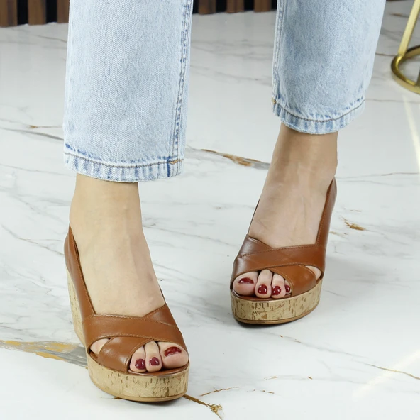 Erkan Saçmacı Astrid Taba Hakiki Deri Çapraz Bantlı Mantar Taban Görünümlü Dolgu Topuklu Sandalet - 5