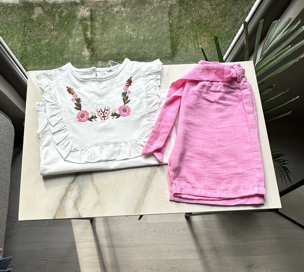 Çiçek Nakışlı Fırfırlı Bluz ve Pembe Keten Şort Takım - 3