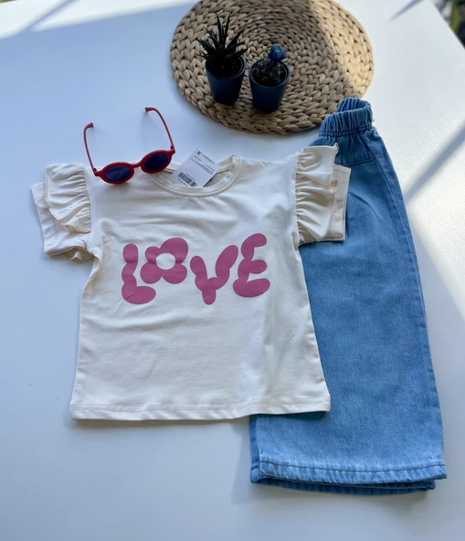 "LOVE" Baskılı Krem Tişört ve Kot Pantolon Kombini