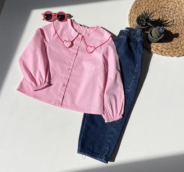Kalp Detaylı Pembe Gömlek ve Koyu Mavi Kot Pantolon Takım