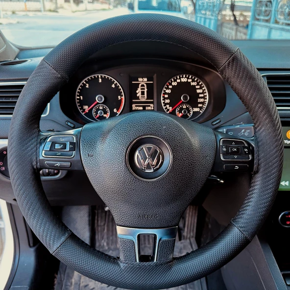 DİKİŞLİ DİREKSİYON KILIFI NOKTALI DERİ KARBON DERİ SİYAH DİKİŞLİ VOLKSWAGEN JETTA İÇİN ürün görseli