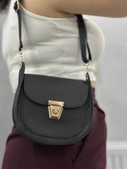 Klasik kapaklı siyah cilt çanta