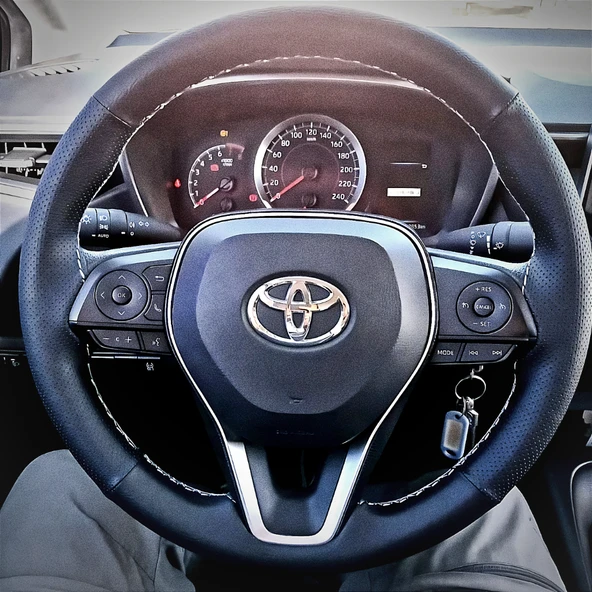 DİKİŞLİ DİREKSİYON KILIFI DAMARLI SİYAH DERİ NOKTALI DERİ GRİ DİKİŞLİ TOYOTA COROLLA İÇİN ürün görseli