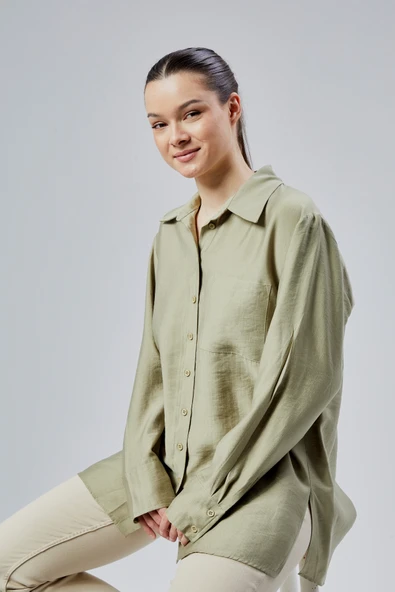 Yeşil Yırtmaç Detaylı Oversize Gömlek