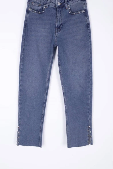 Cepleri ve Paçaları Taş Detaylı Yüksek Belli Mom Fit Kadın Kot Pantolon Jean Orta Mavi Tintli Denim