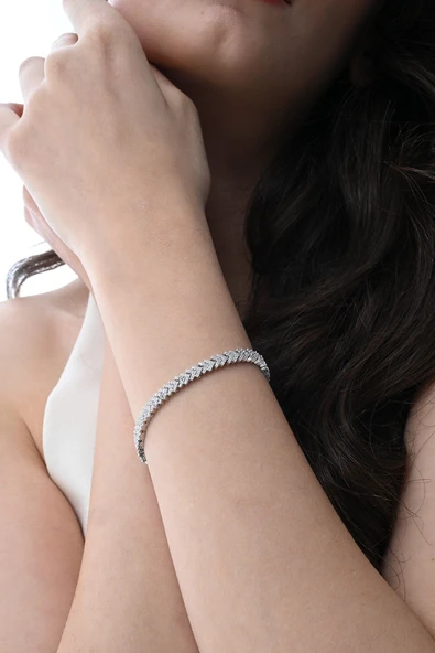 Gümüş rodyumlu zirkon taşlı modern görünümlü v model uzay yolu bileklik SGTL12855RODAJ ürün görseli