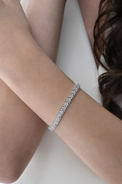 Gümüş rodyumlu zirkon taşlı modern görünümlü v model uzay yolu bileklik SGTL12855RODAJ - Resim 3