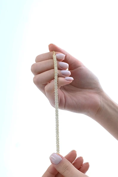 Gümüş altın yaldızlı zirkon taşlı modern görünümlü v model uzay yolu bileklik SGTL12855GOLD - Resim 4