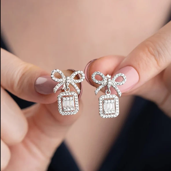 Vaoov 925 Ayar Gümüş Baget Taşlı Kurdele Küpe ürün görseli