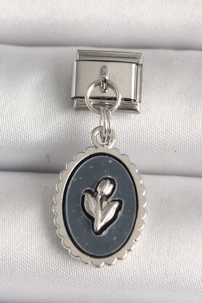 Gümüş Renk Çiçek İşlemeli Siyah Portre Model Nomination Charm - EBJ250501W32848 ürün görseli