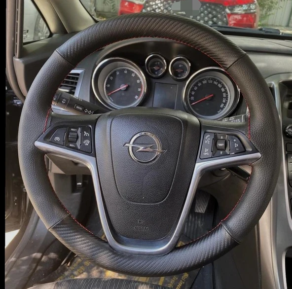 DİKİŞLİ DİREKSİYON KILIFI KARBON DERİ SİYAH DERİ KIRMIZI DİKİŞLİ OPEL ASTRA J İÇİN