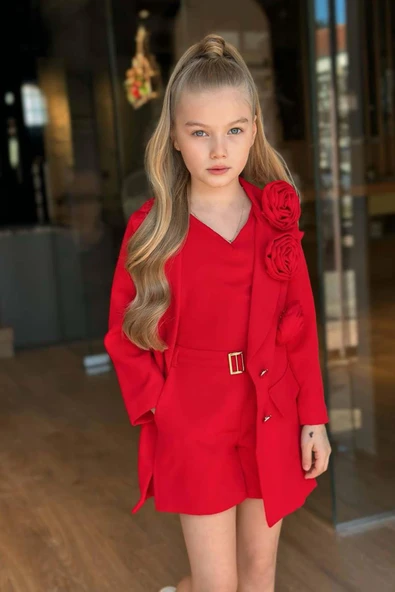 Kız Çocuk Gold Düğmeli ve Gül Broşlu Blazer Ceket Askılı Penye Bluz Kırmızı Şortlu Takım - Resim 4