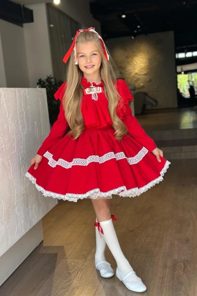 Kız Çocuk Göğsü ve Yakası Fırfırlı Eteği Pliseli Dantel Şerit Detaylı Kırmızı Elbise ürün görseli