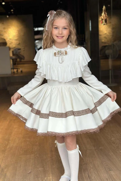 Kız Çocuk Göğsü ve Yakası Fırfırlı Eteği Pliseli Dantel Şerit Detaylı Beyaz Elbise ürün görseli
