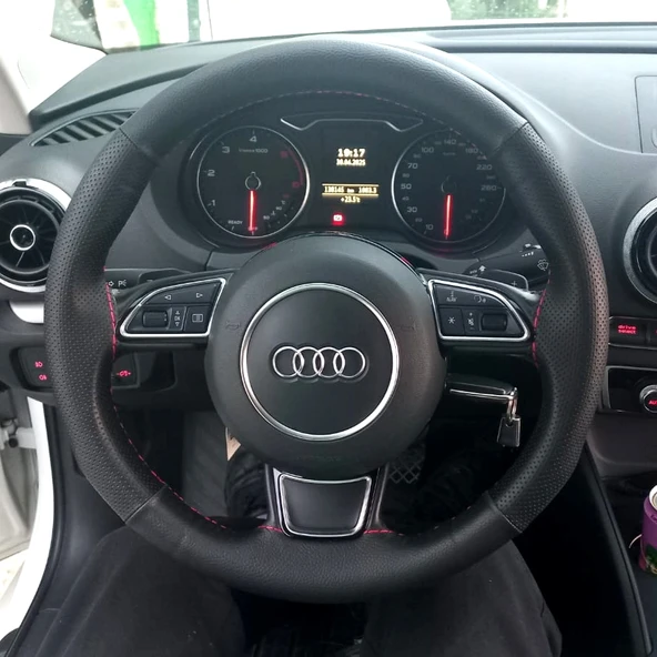 DİKİŞLİ DİREKSİYON KILIFI NOKTALI DERİ SİYAH DERİ KIRMIZI DİKİŞLİ AU.Dİ A3 İÇİN ürün görseli