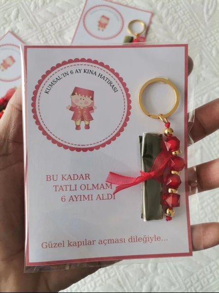 24 Adet Kişiye Özel 6 Ay Kına Hatırası Kırmızı Anahtarlık ve Paketlenmiş Kına Dağıtmalık Hediyelik - Resim 4