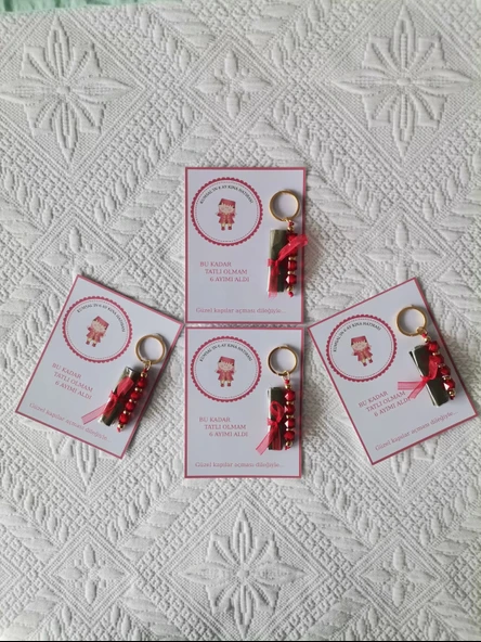 24 Adet Kişiye Özel 6 Ay Kına Hatırası Kırmızı Anahtarlık ve Paketlenmiş Kına Dağıtmalık Hediyelik - Resim 2