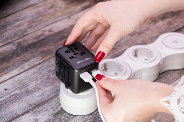 CHR UTA-01 UNIVERSAL TRAVEL ADAPTER WITH 2 X USB-A PORTS TdrTR