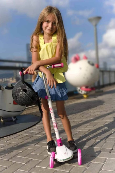 3 Tekerlekli Katlanabilir Colour Burst Işıklı Scooter: Gökkuşağı Senin Scooterında Canlanıyor! - 3