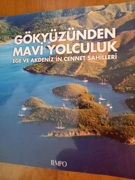 GÖKYÜZÜNDEN MAVİ YOLCULUK EGE VE AKDENİZ'İN CENNET SAHİLLERİ / EKİ: 47 X 70 cm EBADINDA TÜRKİYE HARİTASI