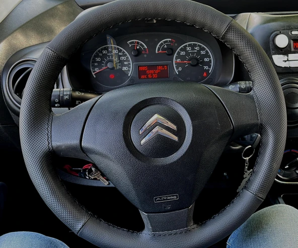 DİKİŞLİ DİREKSİYON KILIFI NOKTALI DERİ SİYAH DERİ SİYAH DİKİŞLİ 2011 KASA CİTROEN NEMO İÇİN ürün görseli