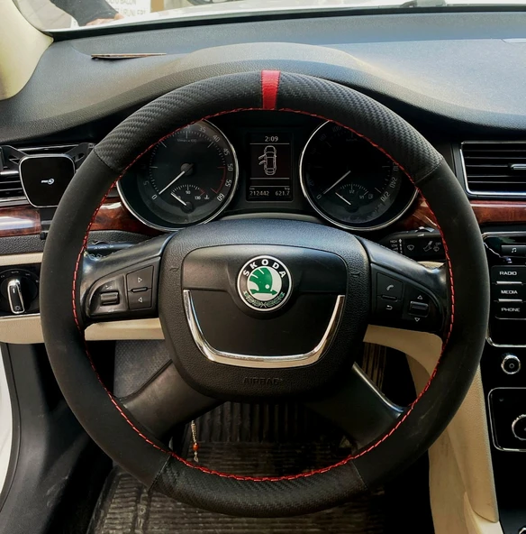 DİKİŞLİ DİREKSİYON KILIFI KARBON NUBUK KIRMIZI YÜZÜK KIRMIZI DİKİŞLİ SKODA SUPER B İÇİN