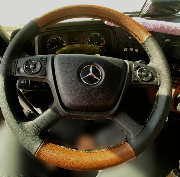 DİKİŞLİ DİREKSİYON KILIFI TABA DERİ SİYAH DERİ SİYAH DİKİŞLİ MERCEDES AROCS 4148 İÇİN ürün görseli