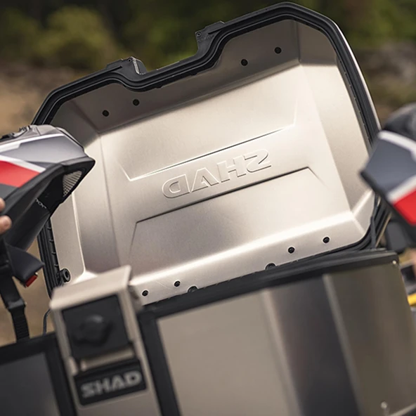 SHAD TR-55 MOTOSİKLET METAL ARKA ÇANTA TİTANYUM - Resim 5