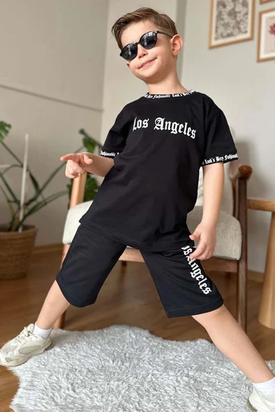 Erkek Çocuk Yakası ve Kol Uçlarında Yazı Detaylı LA Siyah Şortlu Takım ürün görseli