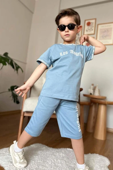 Erkek Çocuk Yakası ve Kol Uçlarında Yazı Detaylı LA Mavi Şortlu Takım ürün görseli
