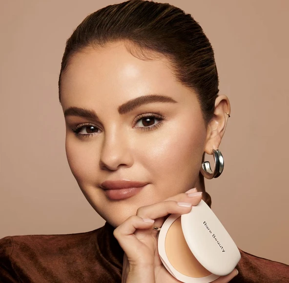 Rare Beauty Tinted Pressed Powder - Renkli Kompakt Pudra Buff - Resim 2