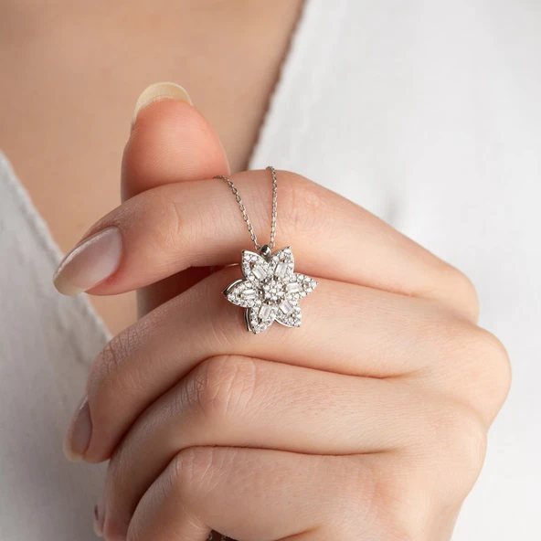 Vaoov 925 Ayar Gümüş Baget Taşlı Dönen Lotus Çiçeği Kolye ürün görseli