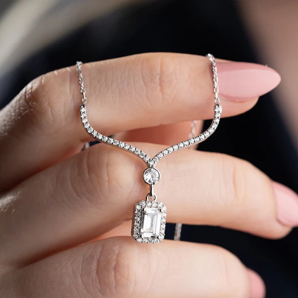 Vaoov 925 Ayar Gümüş Beyaz Baget Taşlı Sallantılı Hediye Kolye ürün görseli