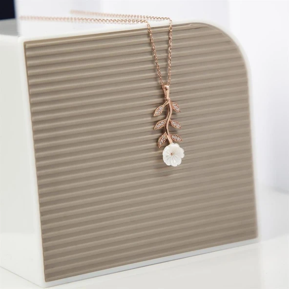 Beyaz Çiçek Motifli Rodyum Kaplama 925 Gümüş Kadın Kolye - 2