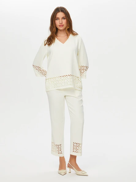 Delik İşi Detaylı V Yaka 3/4 Kol Bluz Bluz Faik Sönmez - Resim 3