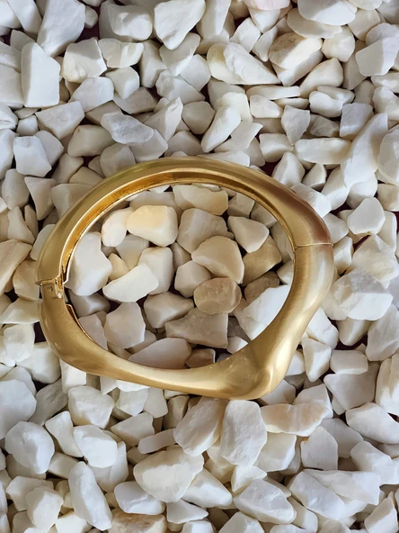 Dalgalı Asimetrik Model Bombeli Gold Mat Molted Kelepçe Çelik Bileklik - Resim 4