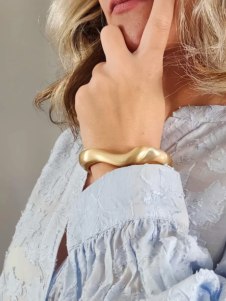 Dalgalı Asimetrik Model Bombeli Gold Mat Molted Kelepçe Çelik Bileklik - Resim 3