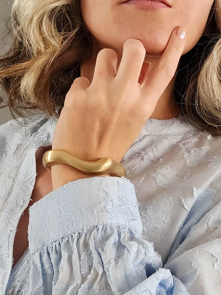 Dalgalı Asimetrik Model Bombeli Gold Mat Molted Kelepçe Çelik Bileklik - Resim 2