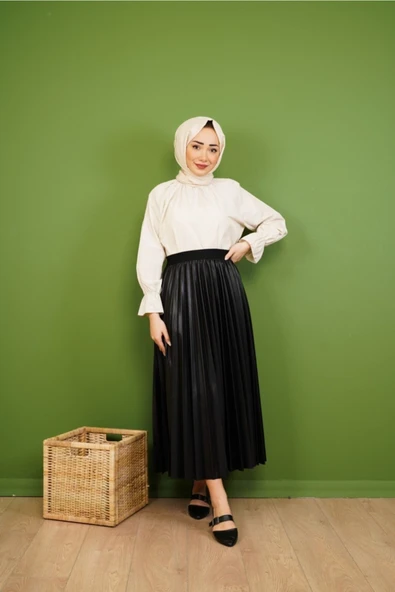 Kadın Deri Görünümlü Piliseli Etek Siyah ürün görseli